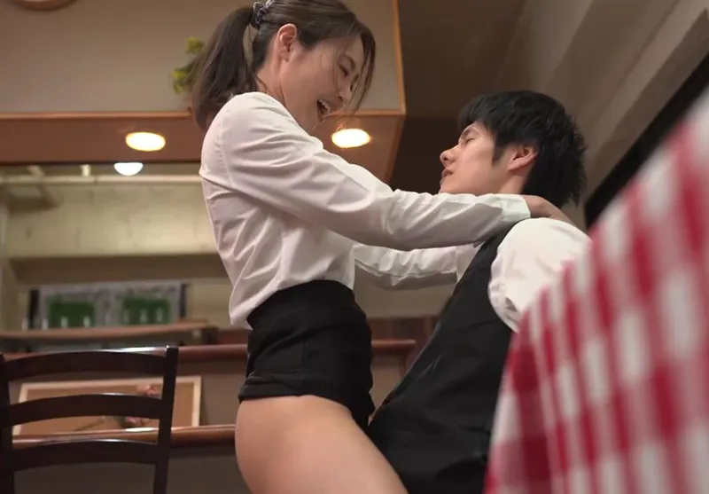 Cậu trai trẻ làm tình cô nhân viên nữ có gã chồng nhưng người chồng “yếu”